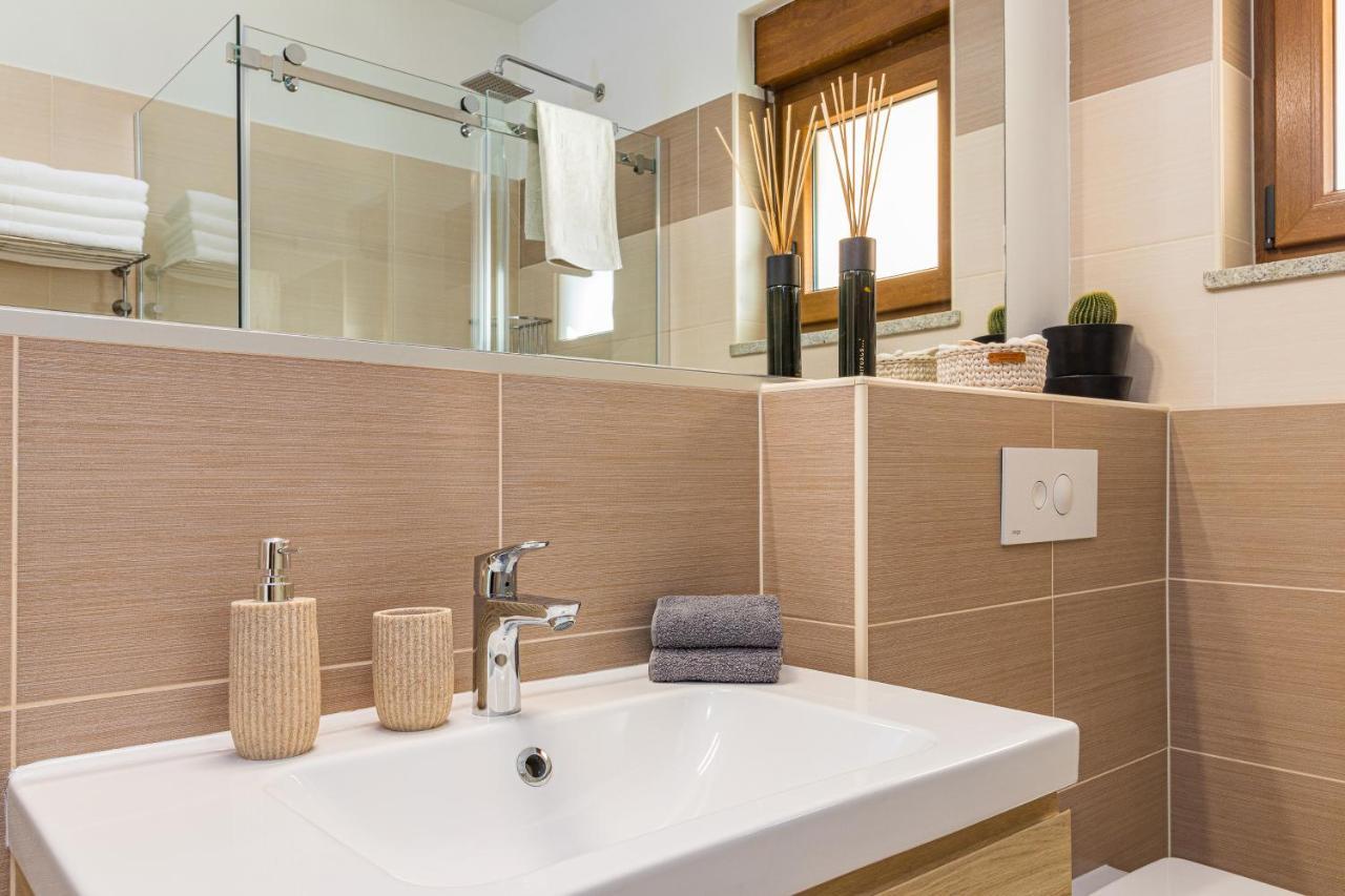 Lovely Istrian Apartment With A Private Swimming Pool And A Charming Garden Banjole Kültér fotó