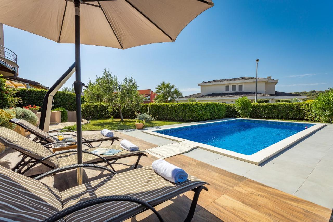 Lovely Istrian Apartment With A Private Swimming Pool And A Charming Garden Banjole Kültér fotó